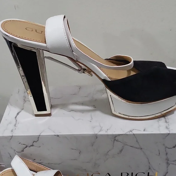 GUESS - Picture 2 of 10